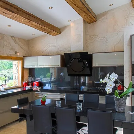 Jaccuzzi | Pool | Golf | Tennis | Boules Court *