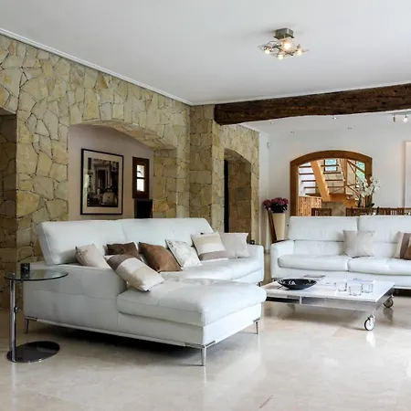 Jaccuzzi | Pool | Golf | Tennis | Boules Court